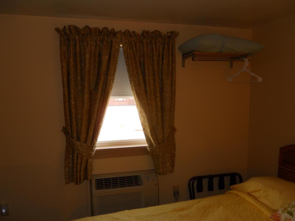 Autumn Breeze Motor Lodge North Woodstock Room photo