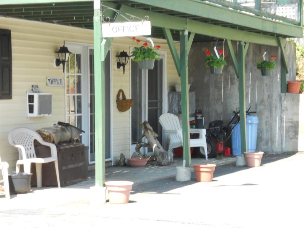 Autumn Breeze Motor Lodge North Woodstock Exterior photo